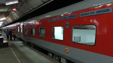 Passenger tweets '5 bombs in Dibrugarh Rajdhani', train stopped at Dadri - India TV Hindi