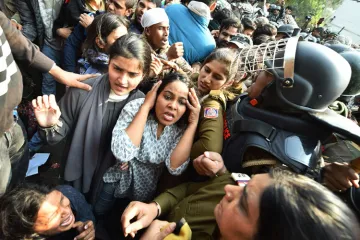 <p>Police try to stop protestors during their march against...- India TV Hindi