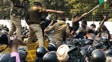 <p>जामिया के पास पुलिस...- India TV Hindi