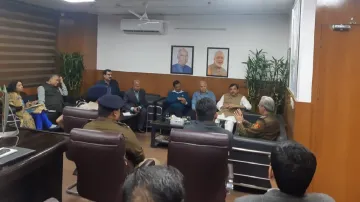 अरविंद केजरीवाल ने पुलिस अधिकारियों के साथ बैठक की।- India TV Hindi