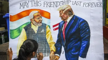 <p>A child makes a painting depicting US President Donald...- India TV Hindi