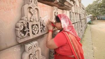 राम जन्मभूमि ट्रस्ट की पहली बैठक आज, अस्थाई मंदिर से रामलला की मूर्तियों को किया जाएगा स्थानांतरित- India TV Hindi