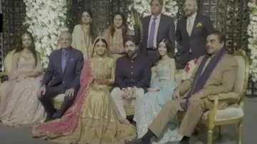 <p>शादी में शामिल होने...- India TV Hindi