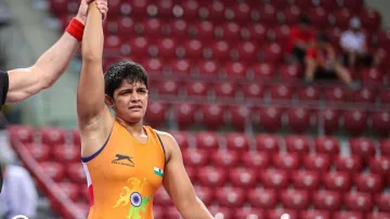 sonam defeats sakshi, sakshi Malik out of Tokyo race, sonam malik qualifies for Asian olympic qualif- India TV Hindi