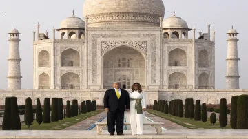 President Donald Trump along with first lady Melania Trump poses for photographs at the Taj Mahal- India TV Hindi