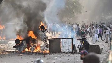 National Delhi Violence Stone Pelting in Delhis Maujpur and brahmpuri दिल्ली हिंसा: मौजपुर इलाके में- India TV Hindi