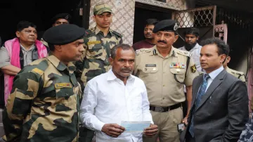 Special resident Commissioner of Odisha Ravi Kant hand over 10 lakh cheque to fateher of BSF constab- India TV Hindi