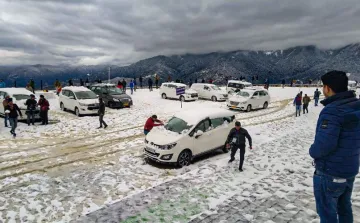 नए साल में पहाड़ों पर जा रहे हैं तो सावधान! बर्फबारी के कारण बंद हुए कई रास्ते- India TV Hindi
