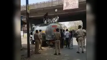 Milk tanker, Lockdown, Coronavirus- India TV Hindi