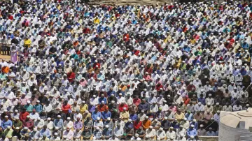 <p>Mumbai: Muslims offer Friday prayers amid growing scare...- India TV Hindi