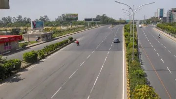 <p>Noida: A view of a nearly-empty road after lockdown in...- India TV Hindi
