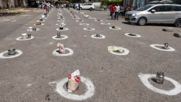 People secure their places by keeping their belongings in various circles painted for maintaining so- India TV Hindi