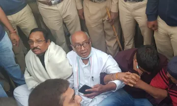 बागी कांग्रेस विधायकों से मिलने पर अड़े दिग्विजय सिंह, किया भूख हड़ताल का ऐलान- India TV Hindi