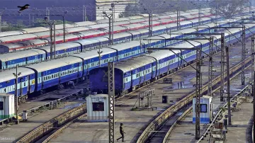 Railway सेवाएं 14 अप्रैल तक बंद, मालगाड़ियां समय से चलेंगी- India TV Hindi