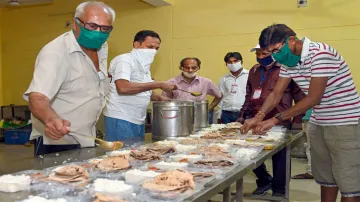 <p>Jabalpur: Volunteers pack meals to distribute among...- India TV Hindi