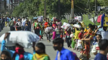 <p>Migrant workers along with their family members walk to...- India TV Hindi
