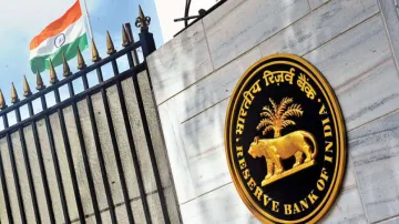 RBI to offer USD 2 bn worth American dollars on Monday to sooth forex market- India TV Paisa