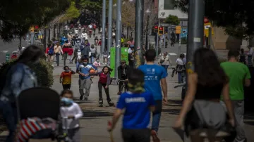 Coronavirus: Children return to Spain's streets after 44 days- India TV Hindi