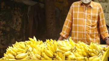 Fruit vendor held for licking bananas in UP- India TV Hindi