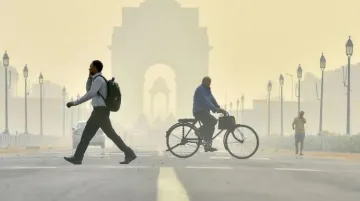 दिल्ली की वायु गुणवत्ता सोमवार को खराब श्रेणी में पहुंचने की आशंका: सफर- India TV Hindi