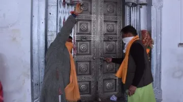 श्रद्धालुओं की गैरमौजूदगी में खुले गंगोत्री-यमुनोत्री के कपाट, चारधाम यात्रा आरंभ- India TV Hindi