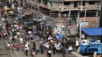 पश्चिम बंगाल: हावड़ा में Lockdown का पालन करवाने गई पुलिस पर हमला, पुलिसकर्मी जख्मी- India TV Hindi
