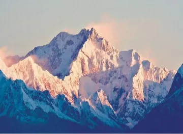 'Bigg Boss Challenge' becomes 21-day lockdown for climbers stranded at Kanchenjunga - India TV Hindi