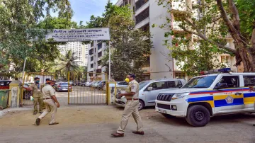 <p>Mumbai: Police officials visit a housing society at Yogi...- India TV Hindi