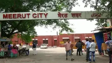 Stone pelting on police in Meerut- India TV Hindi