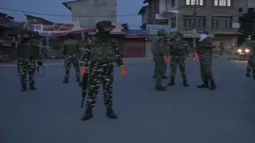 Encounter breaks out between terrorists and security forces in Nawakadal area of Srinagar, Jammu and- India TV Hindi