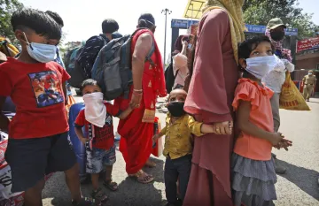 'Will not come back, even if I starve'; Stranded at Delhi-UP border, migrant workers wait for help- India TV Hindi