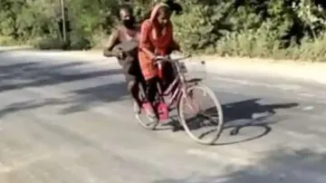 Jyoti on Bicycle 15-year-old Jyoti Kumari cycling her injured father.- India TV Hindi