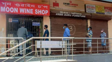 <p>Liquor shops in eastern range of Delhi closed by Police...- India TV Hindi