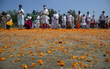 <p>Flowers petaled from sky on corona warriors across India...- India TV Hindi