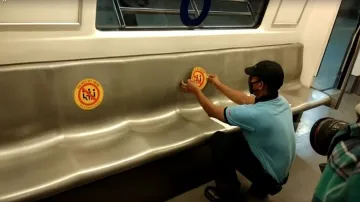 अब परिचालन की तैयारी में जुटी दिल्ली मेट्रो, सोशल डिस्टेंसिंग के लिए सीटों पर मार्किंग- India TV Hindi