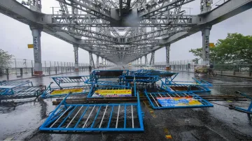 <p>The collapsed police barricades at Howrah Bridge after...- India TV Hindi