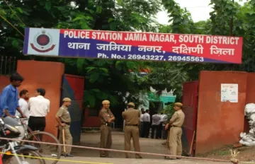 Jamia Nagar police station sho kusum pal corona positive in South Delhi ।- India TV Hindi