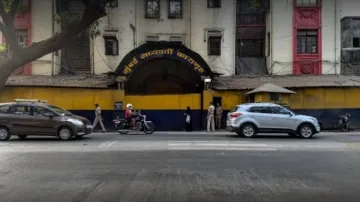 मुंबई: ऑर्थर रोड जेल के 77 कैदी कोरोना पॉजिटिव, संक्रमण की चपेट में 26 स्टाफ मेंबर्स- India TV Hindi