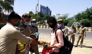 Noida Police providing food to passers by on foot- India TV Hindi