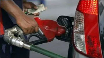 लखनऊ में बिना मास्क के पेट्रोल पम्प पर पेट्रोल-डीज़ल नहीं मिलेगा- India TV Hindi