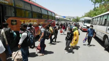 500 students stranded in Kota reach Delhi in 40 buses - India TV Hindi