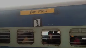 sharmik special train fare dispute between delhi and bihar government - India TV Hindi
