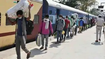 यूपी में अब तक 1018 श्रमिक स्पेशल ट्रेनों से 21 लाख लोग लौटे - India TV Hindi