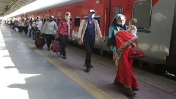 Rail fare row: Karnataka, Maharashtra, Kerala not paying for migrant labourers' travel- India TV Hindi
