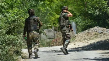 श्रीनगर में सुरक्षाबलों और आतंकियों के बीच मुठभेड़, CRPF का अधिकारी शहीद, एक आतंकवादी ढेर- India TV Hindi