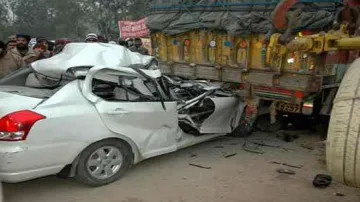 सड़क दुर्घटना पीड़ितों को कैशलेश इलाज की सुविधा जल्द, 2.5 लाख रुपये होगी सीमा - India TV Hindi
