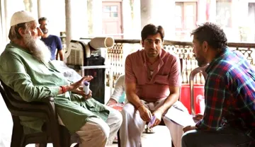 शूटिंग के दौरान डायरेक्टर शुजीत सरकार संग अमिताभ बच्चन और आयुष्मान खुराना- India TV Hindi