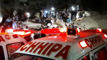 <p>Karachi Building Collapse </p>- India TV Hindi