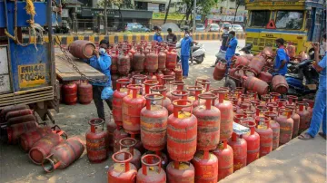 <p> Free LPG Cylinder scheme </p>- India TV Paisa