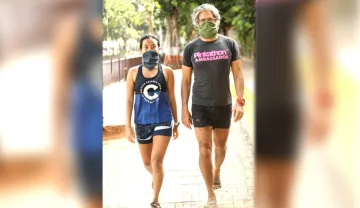 मिलिंद सोमन ने पत्नी अंकिता संग सड़कों पर लगाई दौड़- India TV Hindi